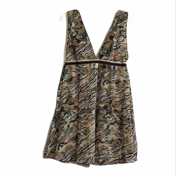 LaPerla Miss Studio Camouflage
V-Neck Night Gown New With Tag
Size 12 - Picture 4 of 10
